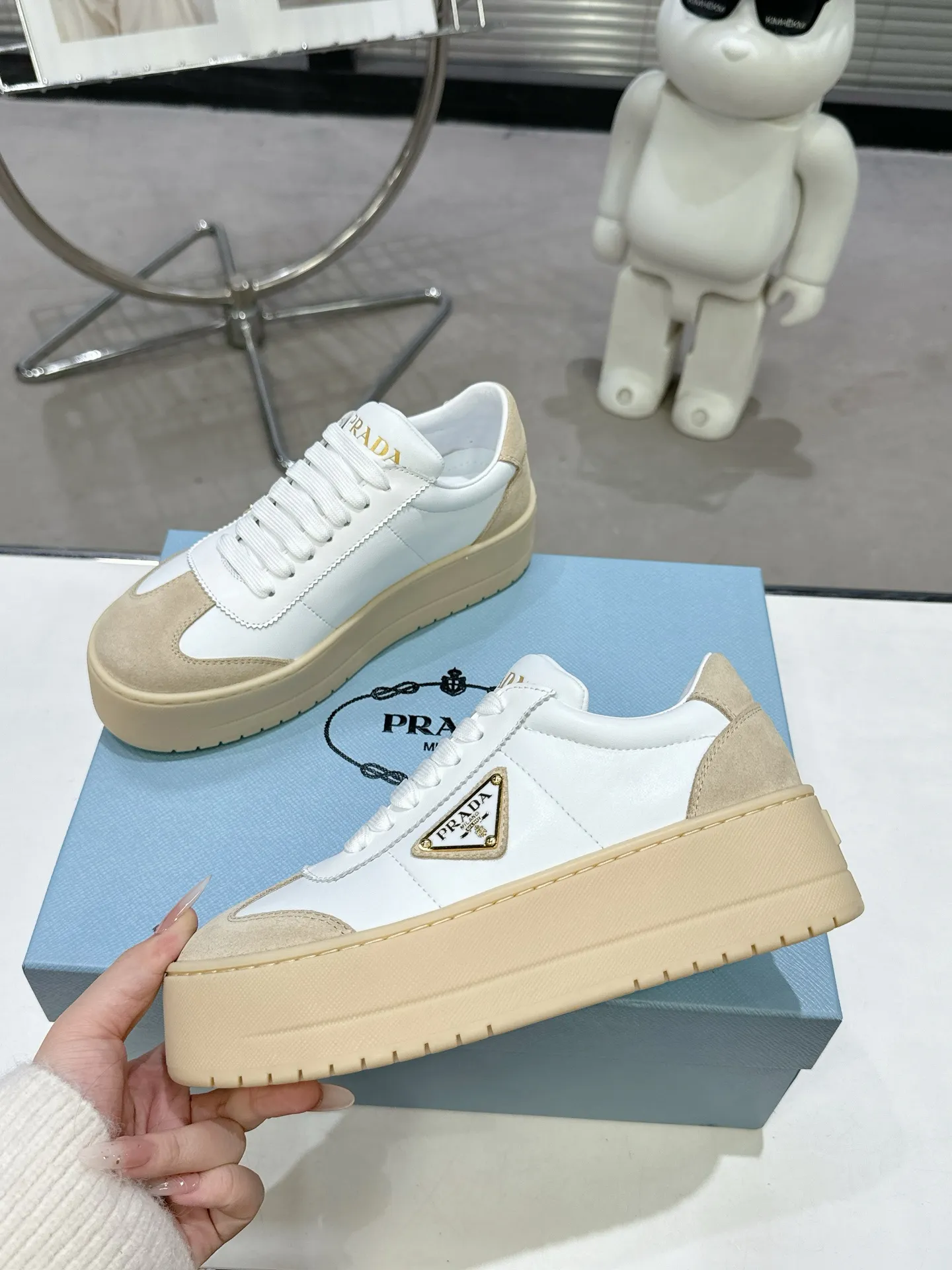 👟👟Ex-factory price 600👟👟 Prada Latest Downtown Bold series Thick-soled Platform Shoes Triangle Logo Casual Sports Shoes White Shoes Original purchase, development and production Downtown Bold sneakers are inspired by the basketball shoes of the 1980s, with sporty design and exquisite details. Crafted from perforated leather, the statement platform sole provides a unique, modern style. The Prada logo is interpreted from different angles, decorated with the iconic enameled triangular metal logo, highlighting the unique classic style. Exquisite packaging at the delivery counter🛍📦 ▪️Fabric: Original custom imported first-layer cowhide ▪️Inner lining: Original imported sheepskin ▪️Outsole: Original open-molded ultra-light foam material ▪️Sole thickness: 4.5CM ▪️Size: Women's 35-40
